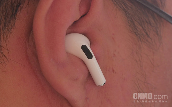 earpod in ear